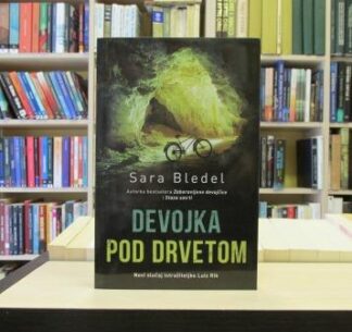 DEVOJKA POD DRVETOM